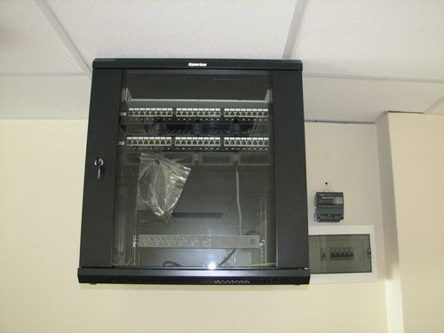 Коммуникационный настенный шкаф Hyperline 12U. Электрощиток.